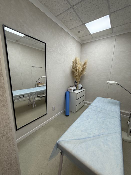 Продам кушетку, комод, водяной кондер, коричневый маленький комод