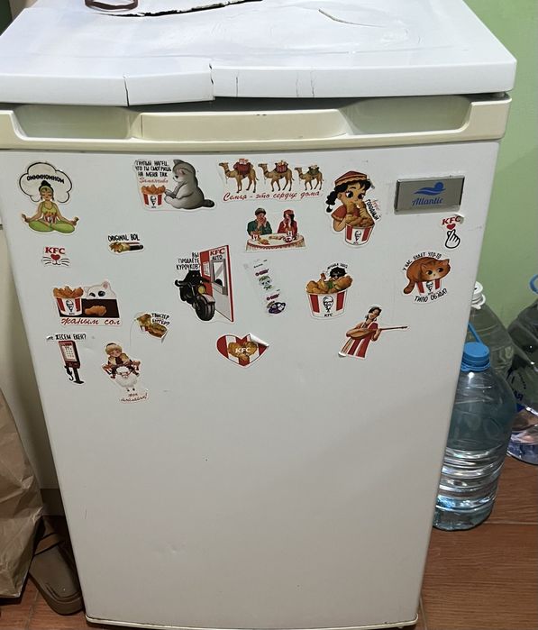 Холодильник с маленьким морозильником