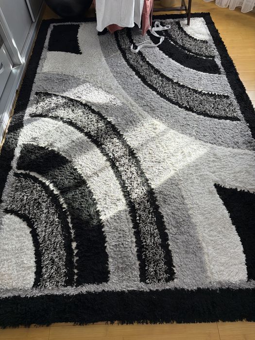 Covor cu alb , negru , gri