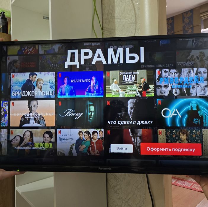 Телевизор Panasonic  размер 71 на 40 см.