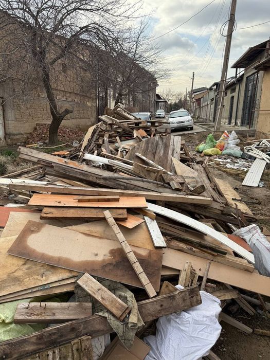 Qurilishdan qolgan taxta va otinlar sotiladi