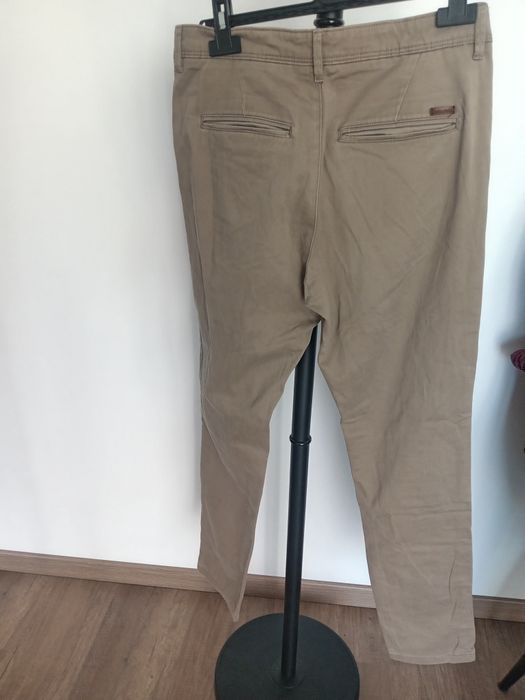 Vând pantaloni casual pentru bărbați