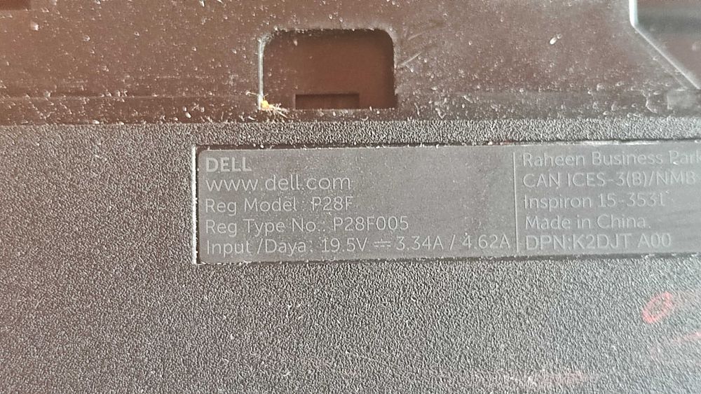 Лаптоп Dell p28f, за части/ремонт