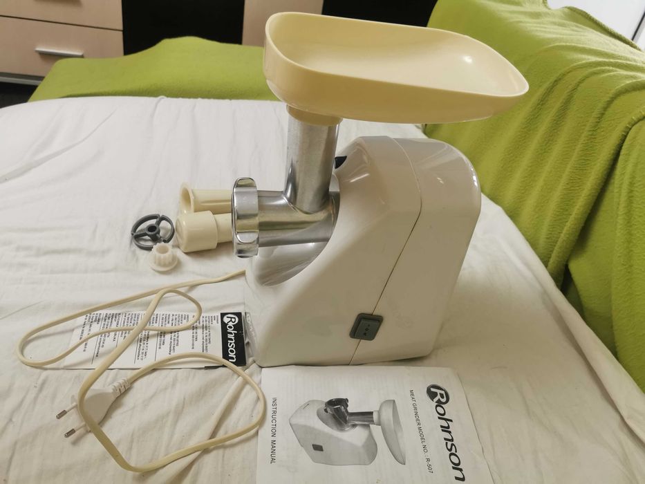 Masina de tocat Rohnson stare foarte buna cu accesorii