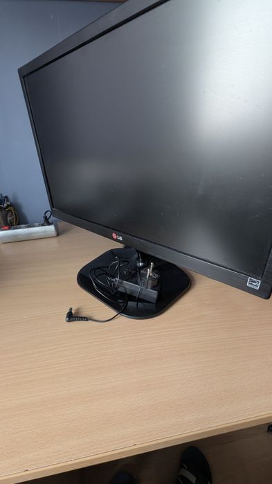 Продавам монитор LG