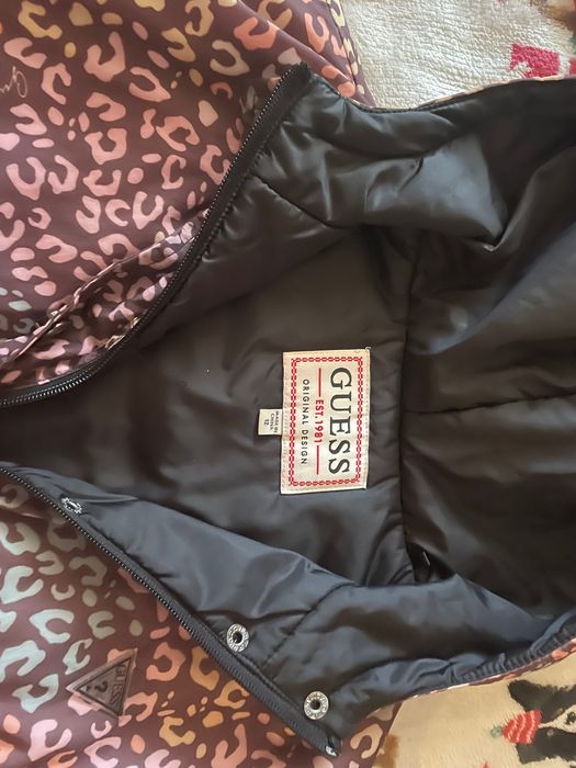 Якенце на марката Guess