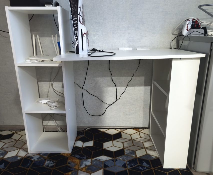 Продам компьютерный, школьный стол