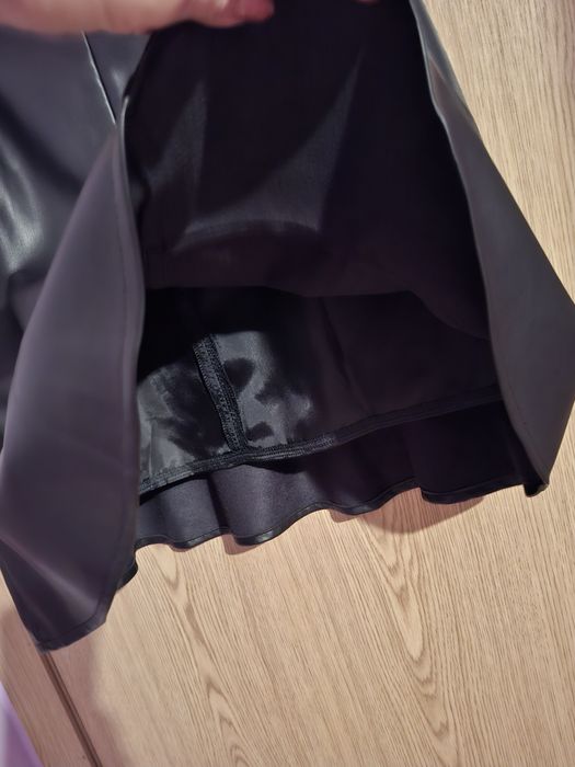 Кожена пола нова