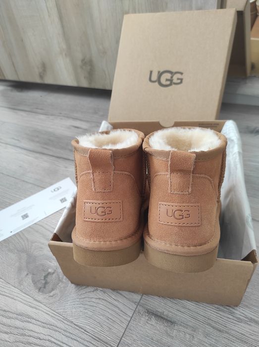 Vând Ugg marimea 37
