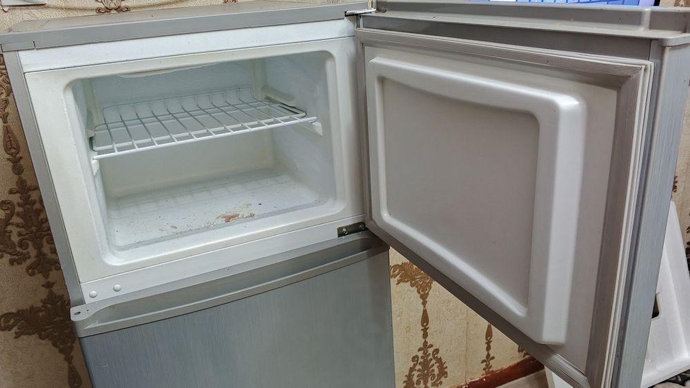 Продаётся холодильник двухкамерный..