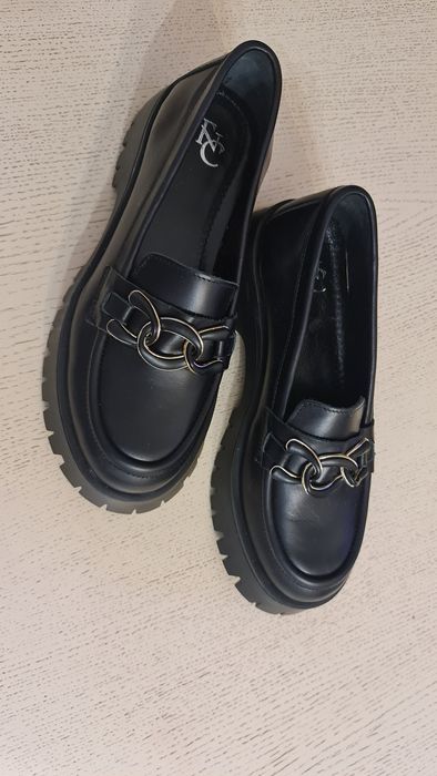 Кожаные модные лоферы 37 размер