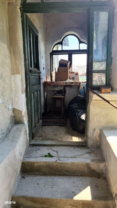Casă bătrânească de vânzare în comuna Ciofrângeni, județ Argeș.