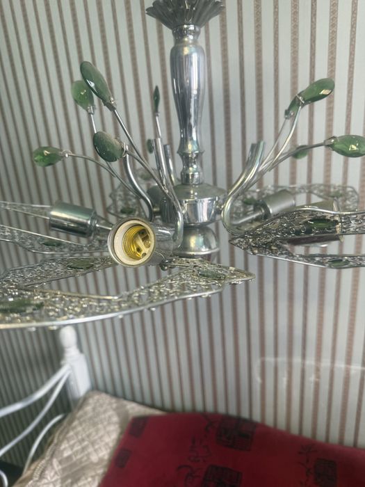 Продам люстры и бра