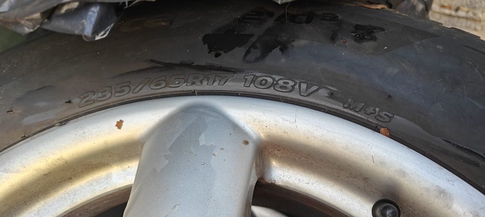 Roți iarnă complet VW Touareg 235/65/17 st. f. bună DOT 2422 Hankook