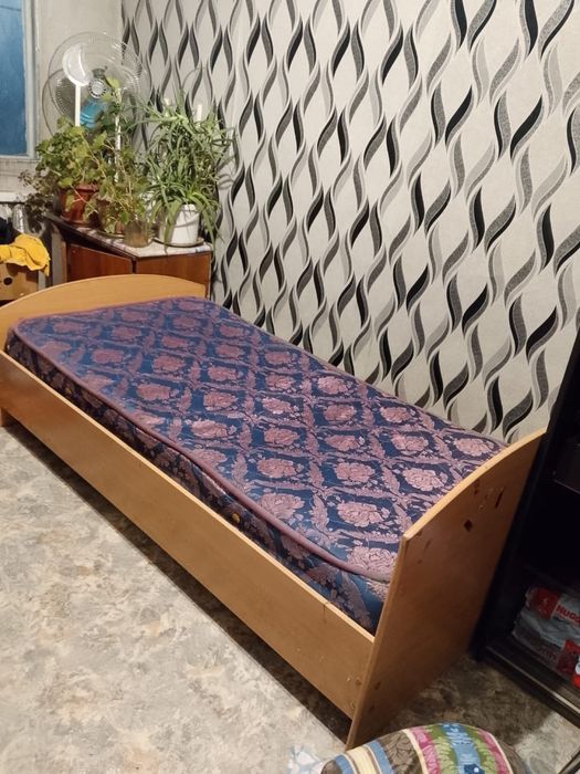 Продам кровать с матрасом