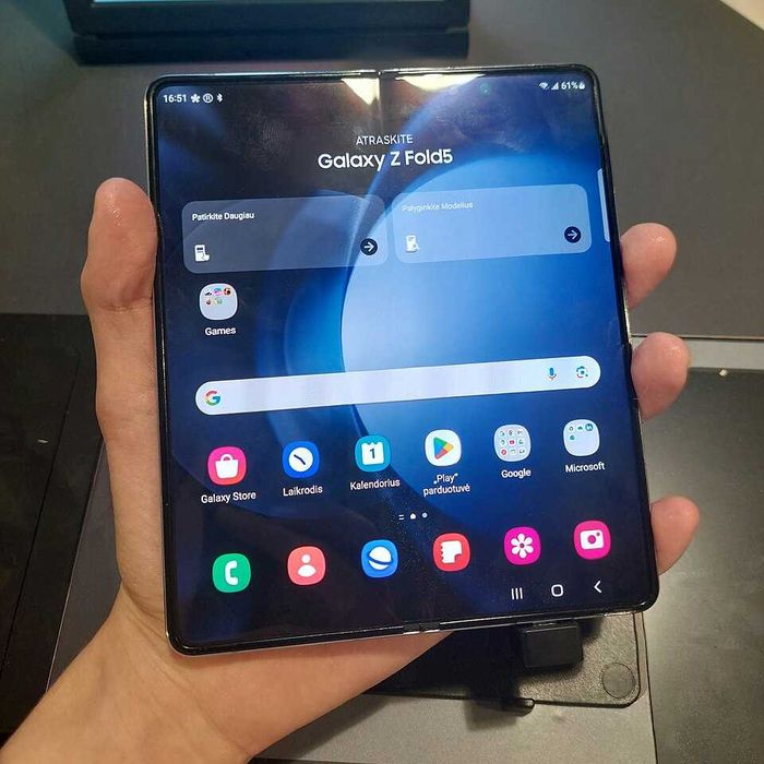 Samsung Galaxy Z Fold 2 - неразличим от нов