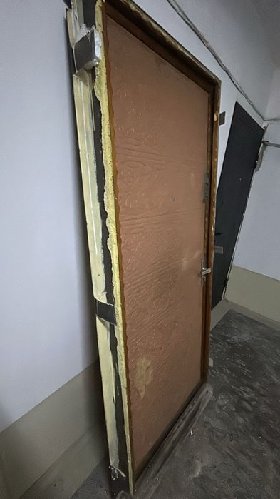 Входная железная дверь.