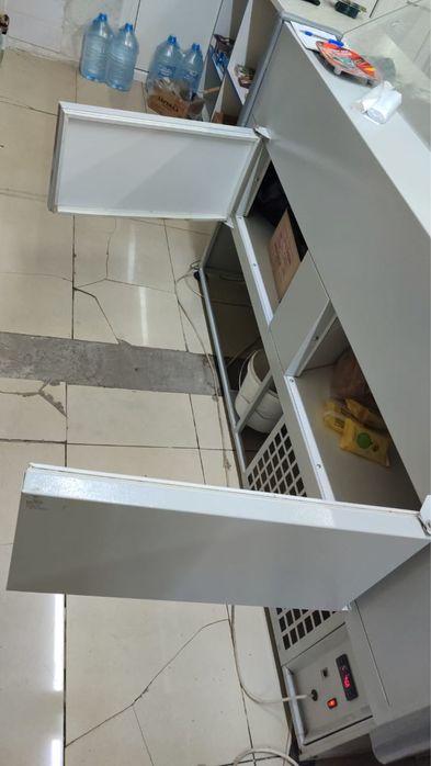 Холодильник и стеллажи