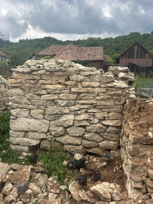 Vând piatră naturală din demolare – piatră pentru ziduri, garduri și amenajăr