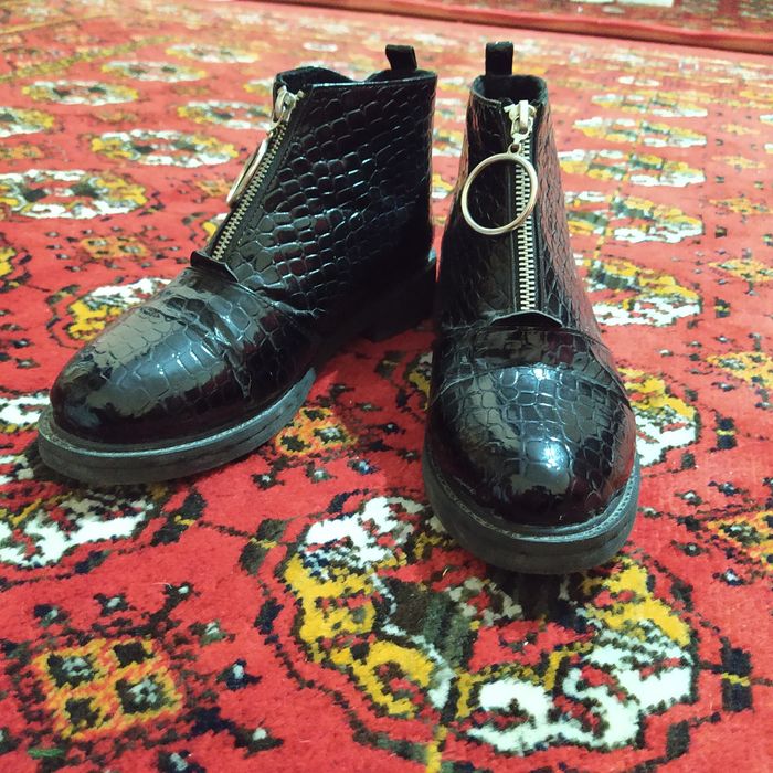 25 000 so'mlik Oyoq kiyimlar