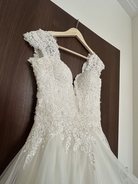 Vand rochita de mireasa.