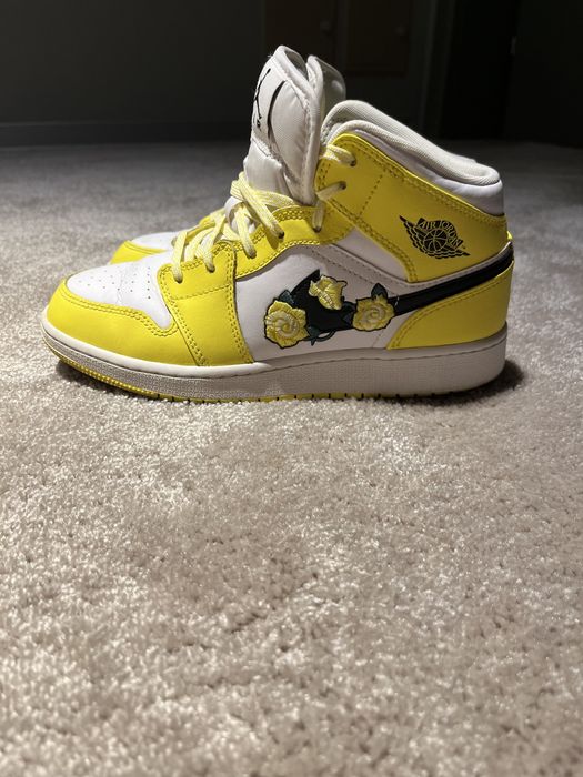 Jordan 1 mid dynamic yellow floral