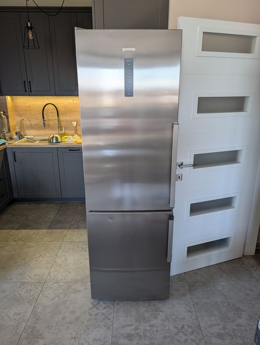 Хладилник с долен фризер Gorenje Full No Frost с екран