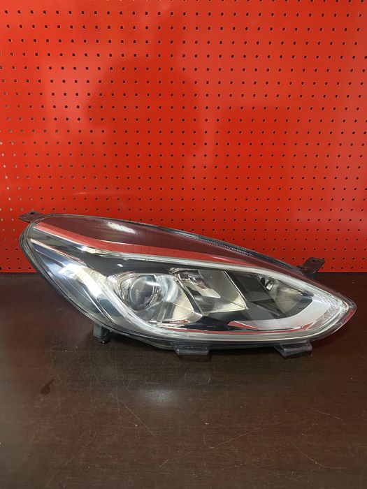Far dreapta halogen cu lupa si led lumina de zi Ford Fiesta an 17-20