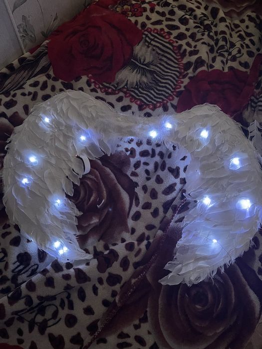 Крылья ангела с герляндой