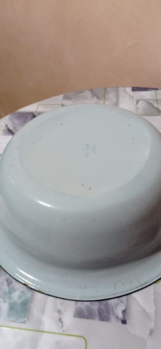 Продам 2 эмалированных таза