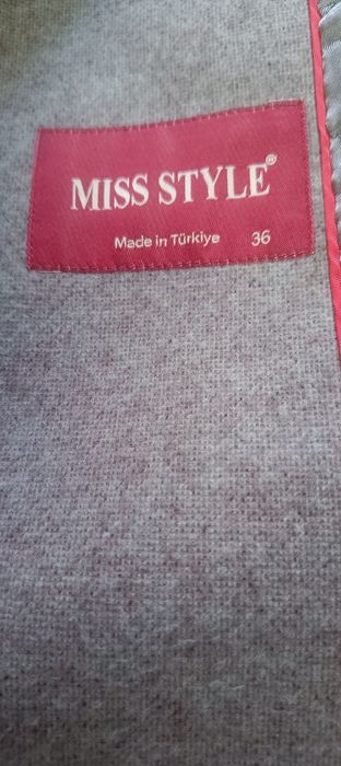 Ayollar paltosi yangi 2 marta kiyilgan sotishga sabab kichik