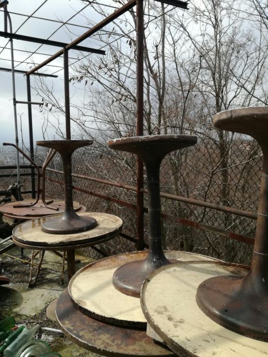 Продавам маси, стойки за чадър