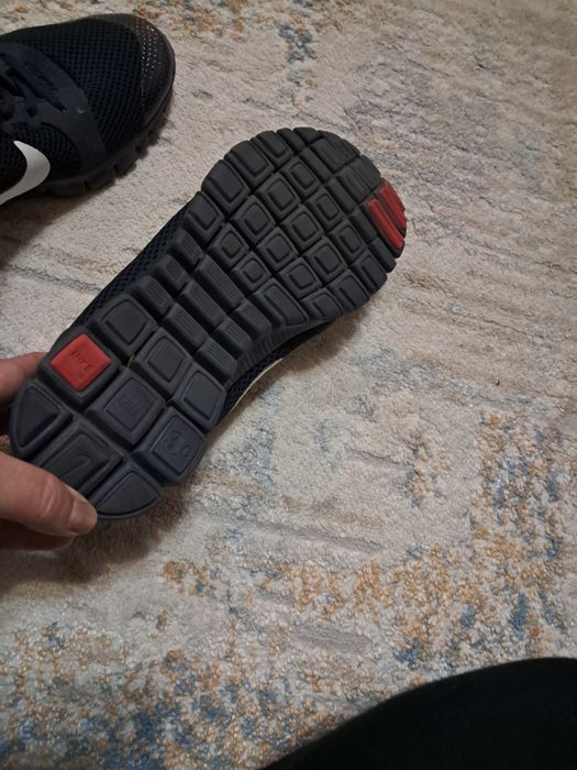 Продам спортивные кроссовки