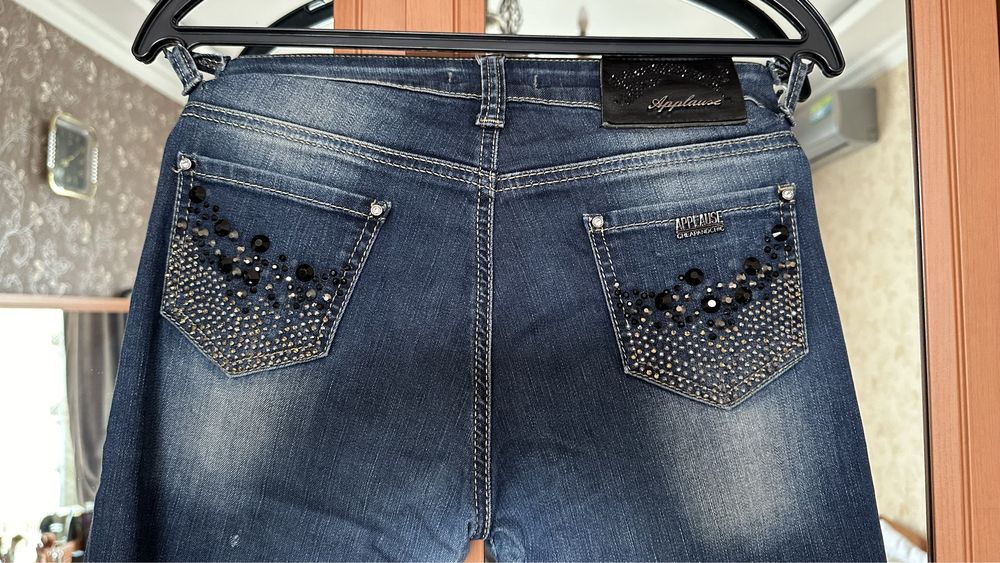 Джинсы со стразами.