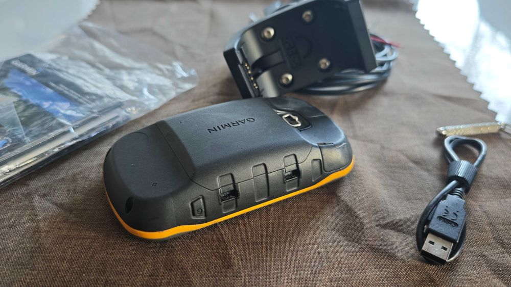 GPS Навигация Garmin Montana 600 със зареждаща стойка RAM монтаж