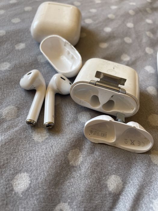 Lot piese AirPods carcase si casti pentru piese reparații dezmembrări