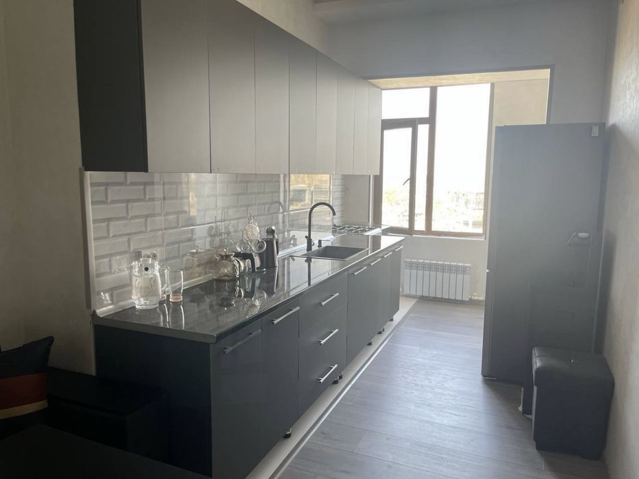 Yakkasaroy tumani Salamatinada Navastroyka sotiladi.50kv.m Evro remont