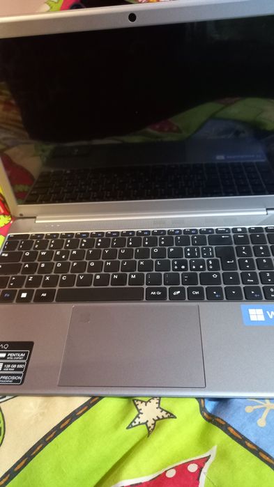 Vand laptop nou, PEAQ, cu Windows 11 instalat,adus din Italia