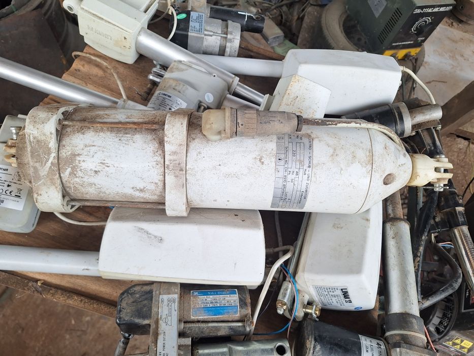 Motoare cu ax telescopic pentru porți, trape, etc