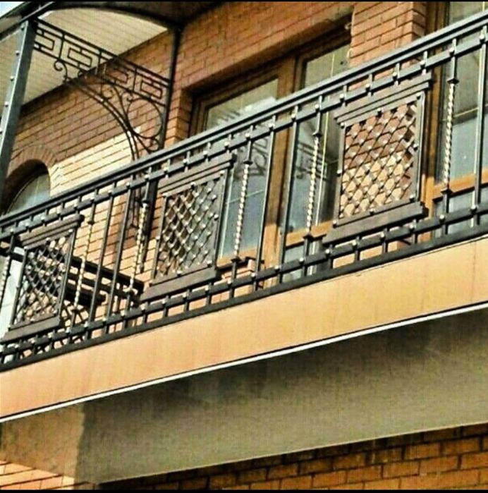 Porți, garduri, mâini curente, balansoare din fier forjat.