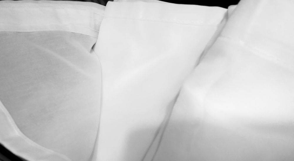 Тънки завеси в бял цвят