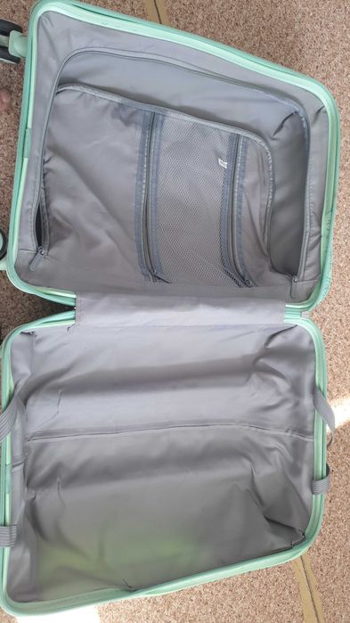 Чемодан хороший , цвет приятный