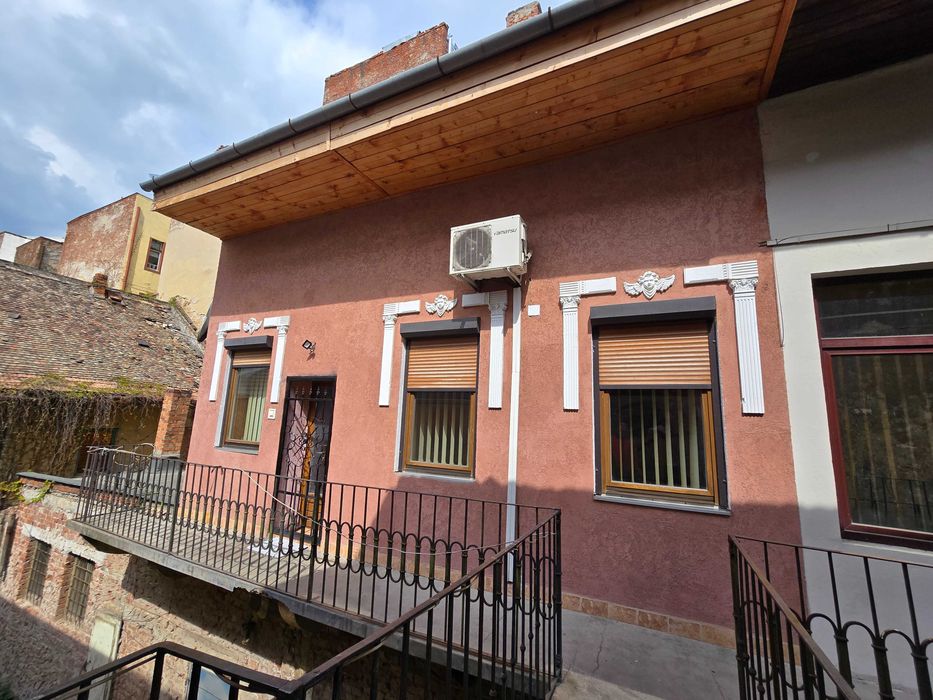 Vând apartament la casă