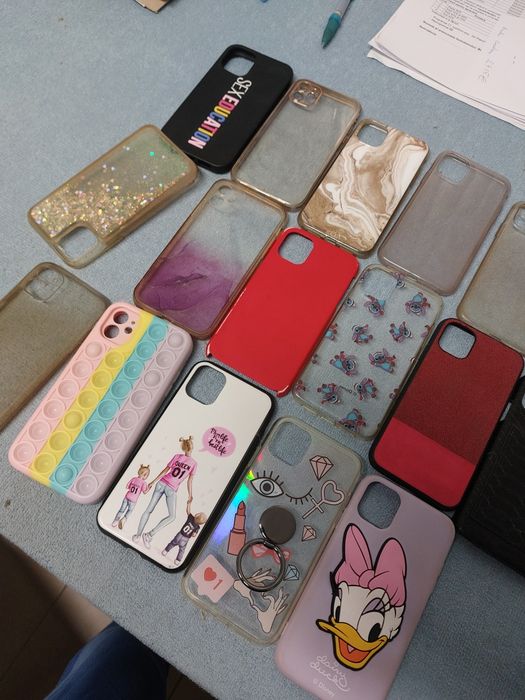Huse spate Iphone 11 simplu și noi și folosite , unele chiar scumpe