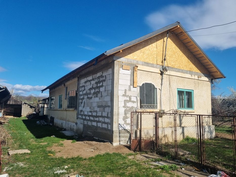 Vând casa Magureni