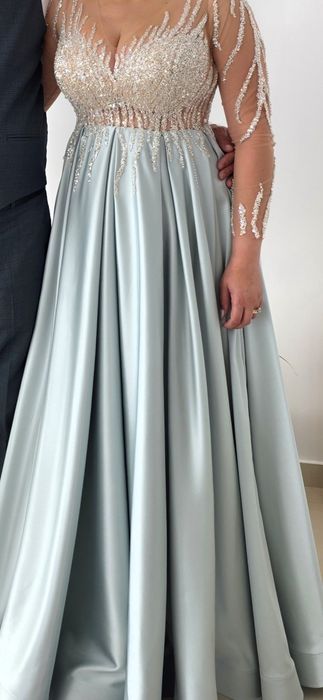 Rochie de seară,  elegantă, cu broderie manuală, foarte flexibilă.