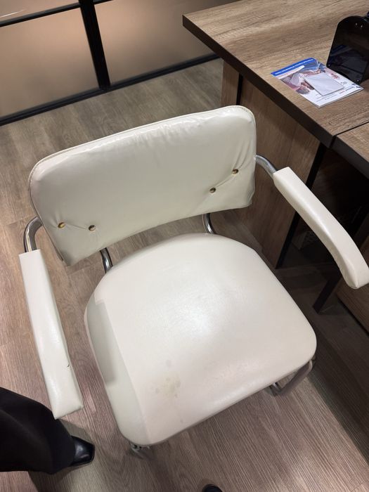 ИЗО стулья  белые Б/у 189 000