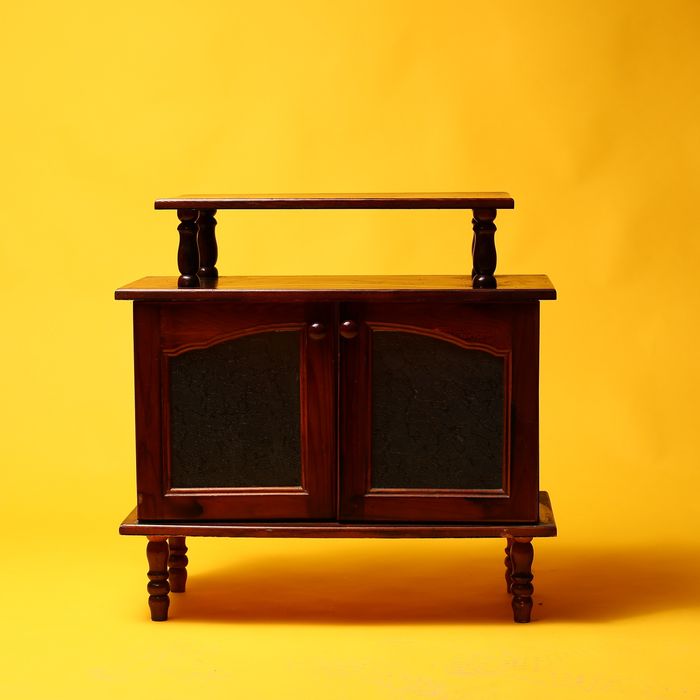 Красиво дървено шкафче