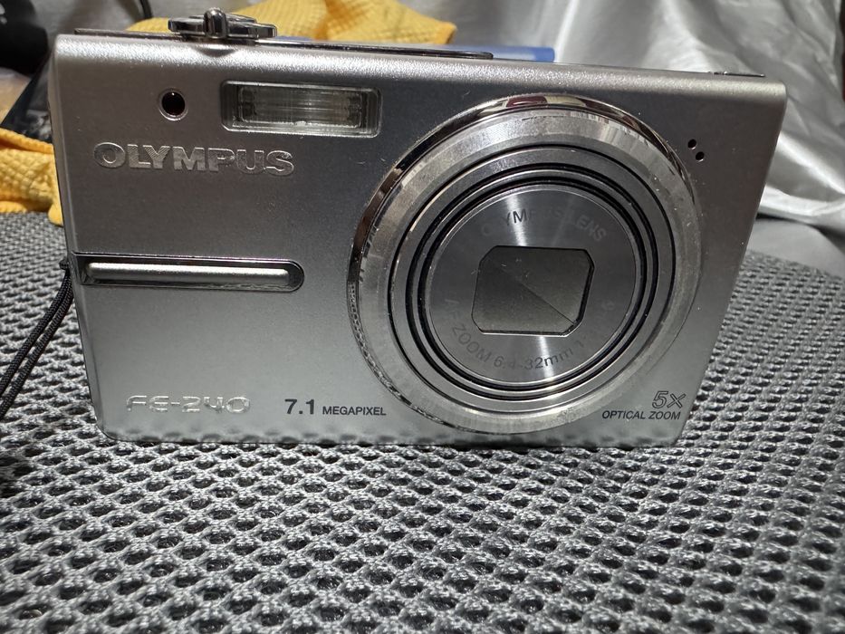 Aparat foto digital Olympus FE-240, argintiu + card memorie xD M 2 GB