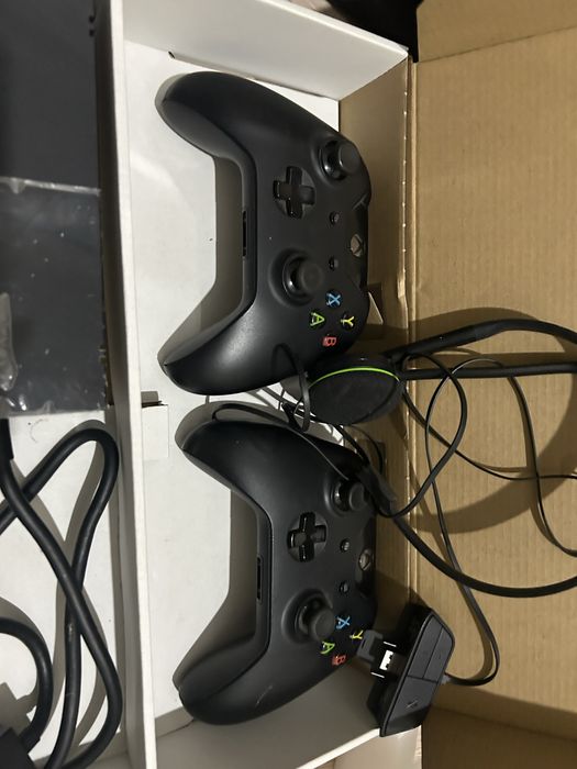XBOX ONE, объем памяти 500 gb, 2 оригинальных геймпада